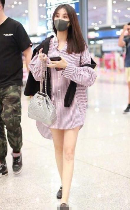 李菲儿真的太敢穿了，机场私服女人味十足，开扣裤子设计最是大胆