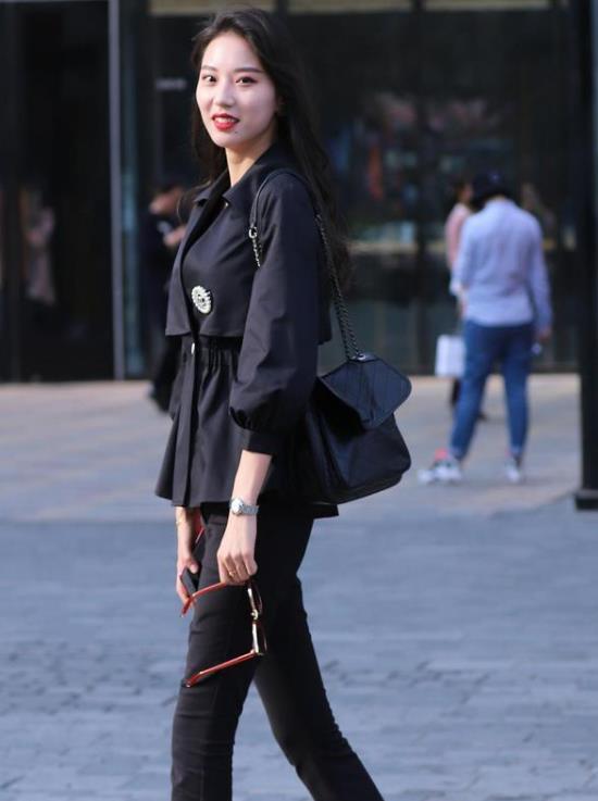 『短袖』街拍:明眸善睐的美女,一件黑色短袖配黑色短裤,时尚清爽气质