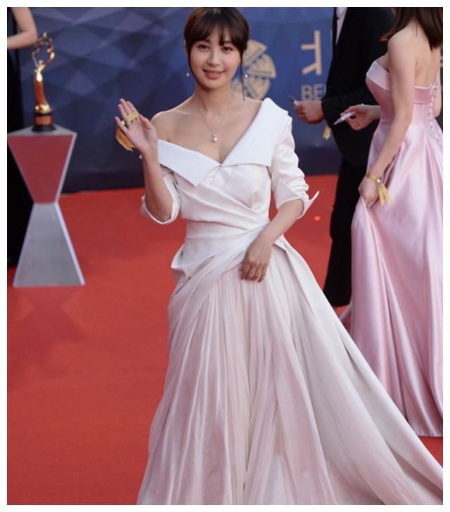 李菲儿：优雅迷人，美的出尘脱俗！