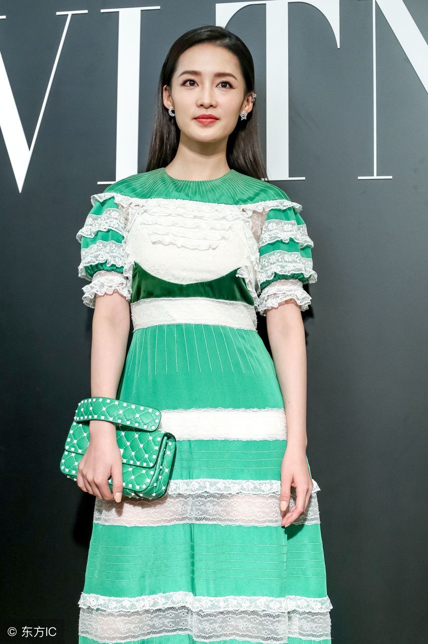 李沁出席活动，高跟鞋里穿袜子，这是啥操作?网友:我沁厉害了