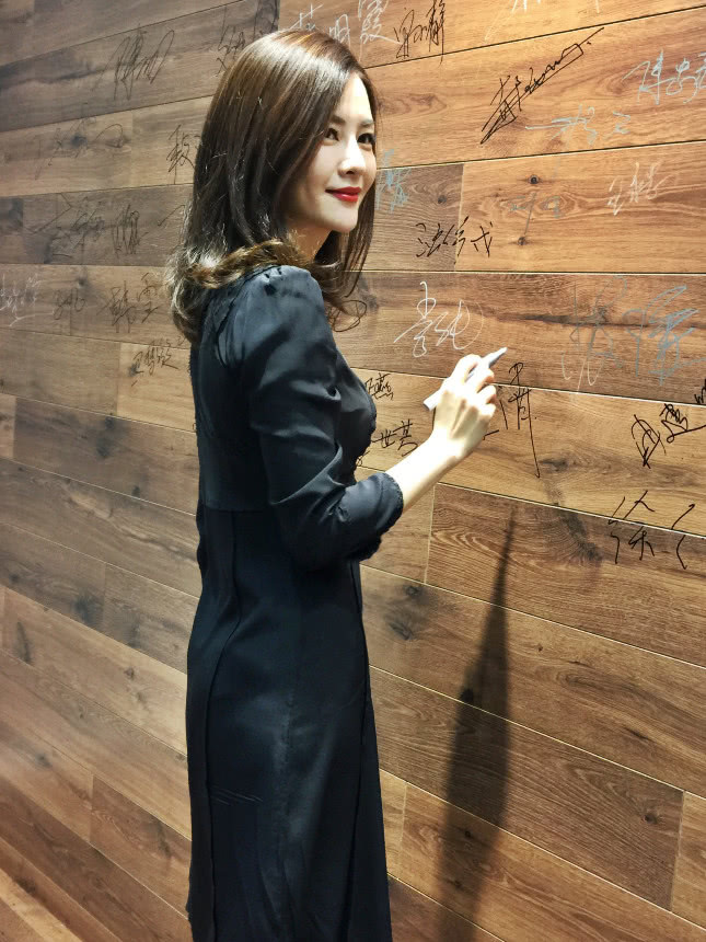 她是徐静蕾大学同班同学，曾把未来老公介绍马伊琍，穿搭很时尚！