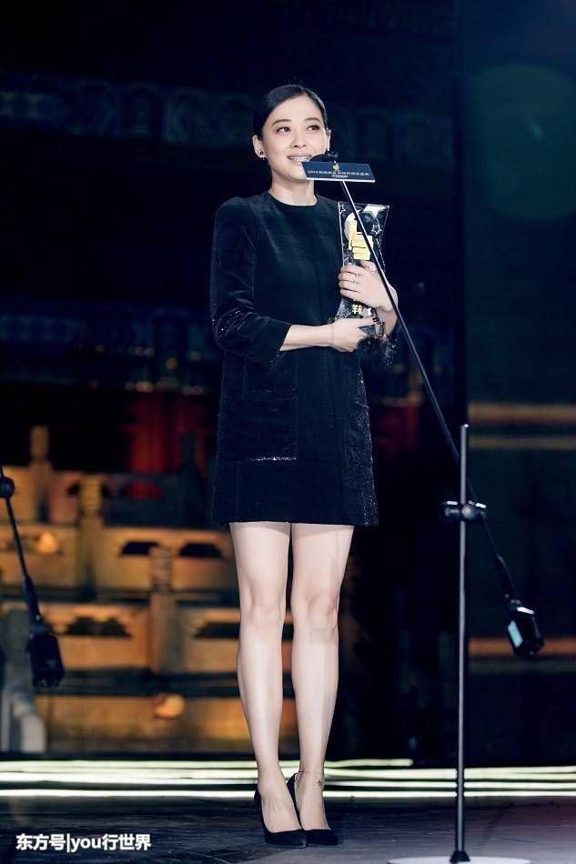 梅婷一点都不瘦，而且腿还有点粗!可她穿衣，怎么看都觉得舒服!