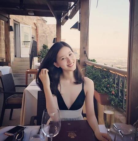 奶茶妹妹章泽天不惧路人镜头 !网友:原来素颜还可以这么美!