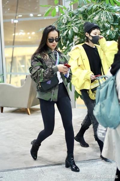 吉克隽逸现机场，一条打底裤惹争议，网友目光全被她的大粗腿锁定