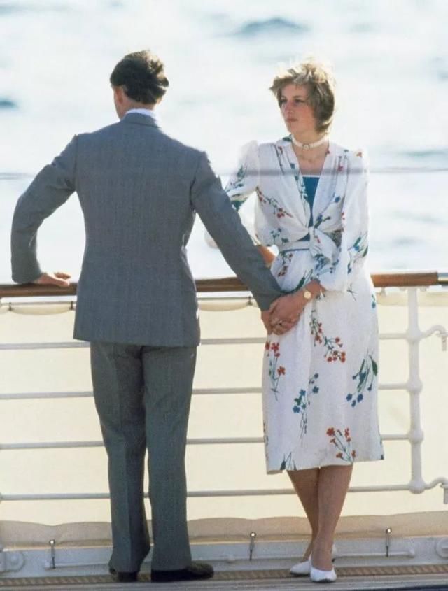 做王妃太累啦！戴安娜王妃蜜月期间换装上百件