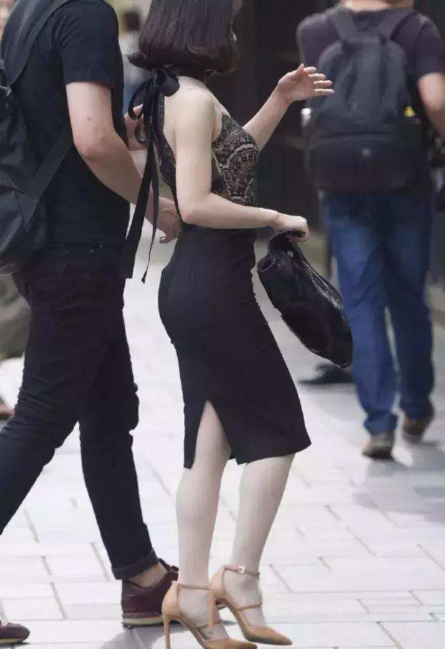 街拍：这样的小姐姐也有s曲线，优美弧线让人意外哦