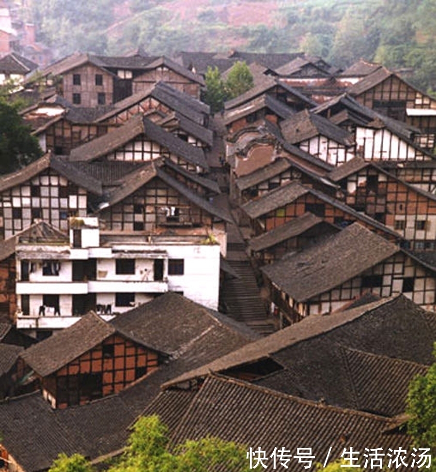 四川泸州合江县最大的镇,和贵州接壤,是历史文化名镇