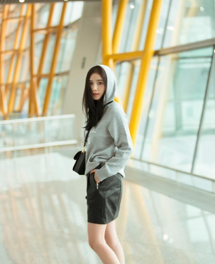  #女人味#今春火了一种“混搭穿法”,叫“卫衣+百褶裙”,穿出优雅女人味