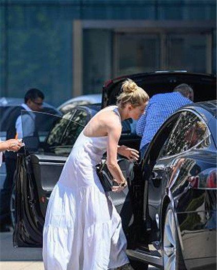 艾梅柏·希尔德穿纯白长裙大散文艺气息，街头匆忙赶行程露美背