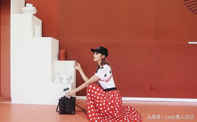 今年最流行的星星图案，林依晨这款不敢模仿，佟丽娅穿起来最好看