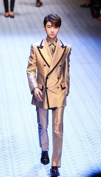 网友公交车上偶遇王俊凯，无美颜照曝光，网友：王俊凯太不上镜了