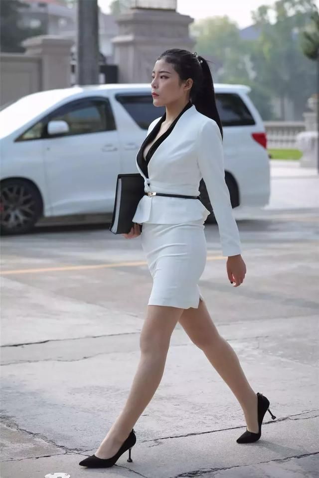 白色小西服搭配套装包臀裙，精明能干内外兼修