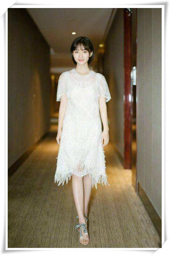 当90斤沈月穿上紧身牛仔裤，网友直呼：辣眼睛！还是换回裙子吧！