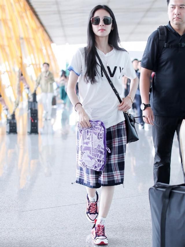 张碧晨的大裤衩，撞上王丽坤的半裙，同是格纹差别可真大!