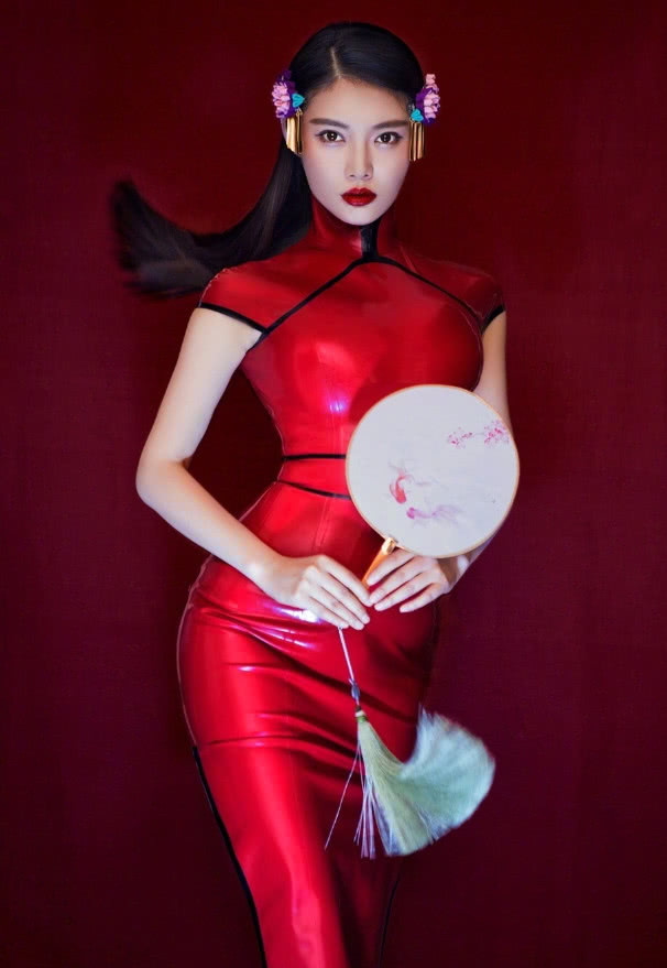 徐冬冬不愧是大嫂，塑料都穿出了性感，难以找到第二个了！