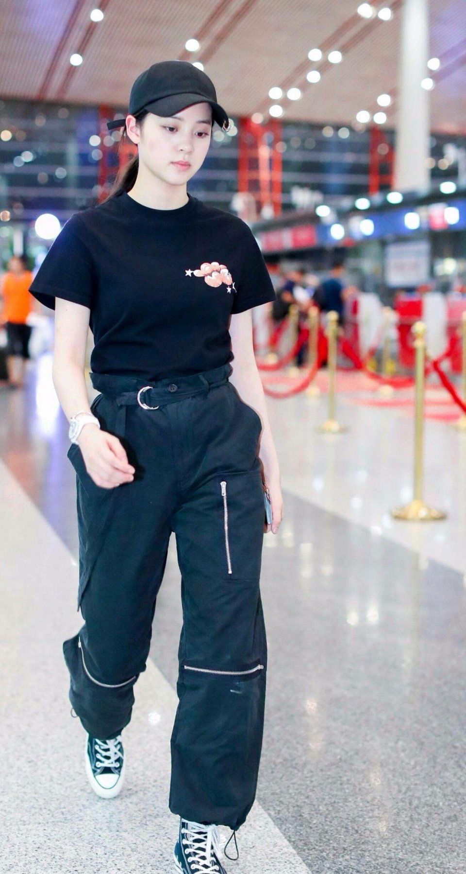 欧阳娜娜够了，腰带勒的这么紧就为了显腰细!网友:怎么解下来?