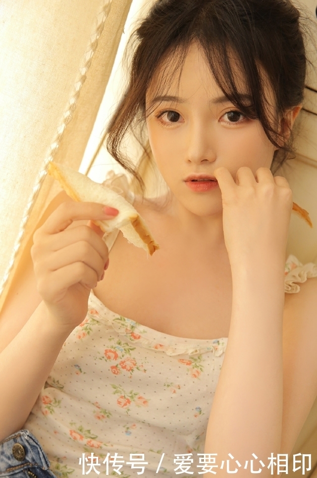  #牛仔裤#紧身牛仔裤美女吊带香肩嘟嘴卖萌图片