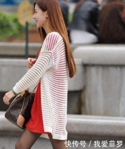 红色|街拍:美女身穿红色的连衣裙,白色的外搭,时尚靓丽有活力