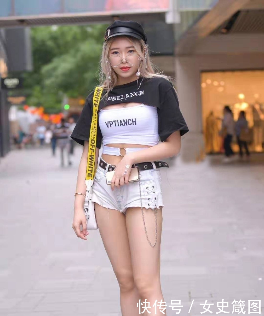 「黑白色」非常精致的小仙女穿搭,吊带设计的T恤+牛仔短裤,充满青春活力感