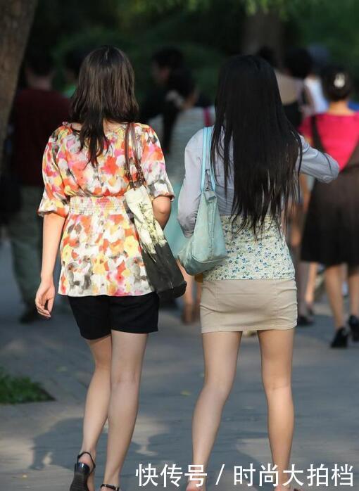 街拍：图1小姐姐穿紧身小背心，小红唇性感，旁边的美女好温柔！