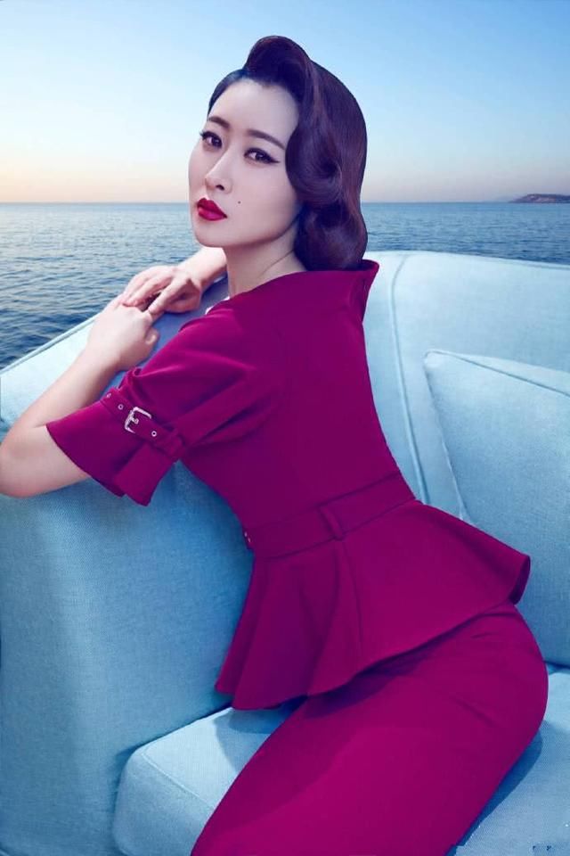 毛俊杰鱼尾裙配T恤，好身材藏不住，网友：说她没生过孩子我都信