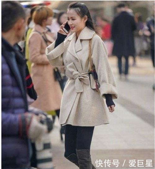  『别具一格』年轻美女街拍：风格独特的美女，感受别具一格的美