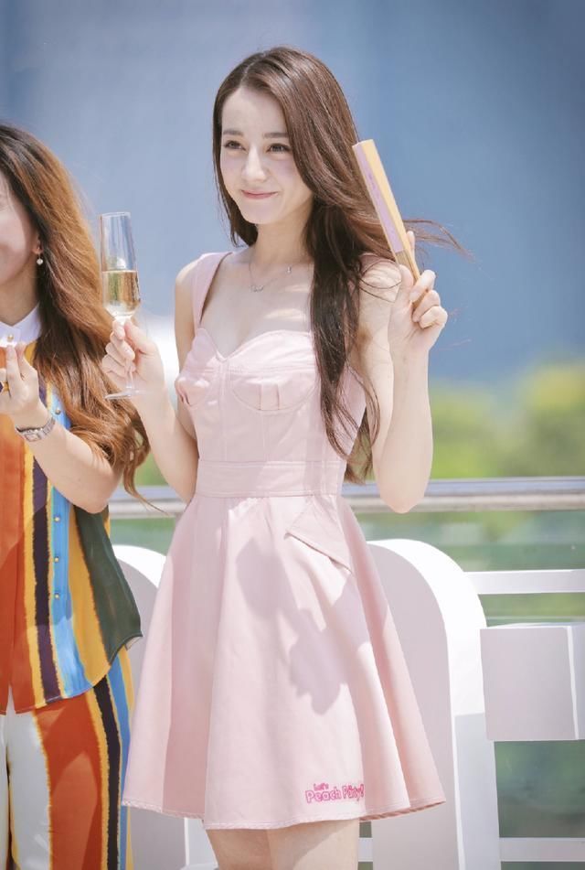 热巴身穿2万块蜜桃粉短裙,总算美过杨幂,没想到还是输给赵丽颖