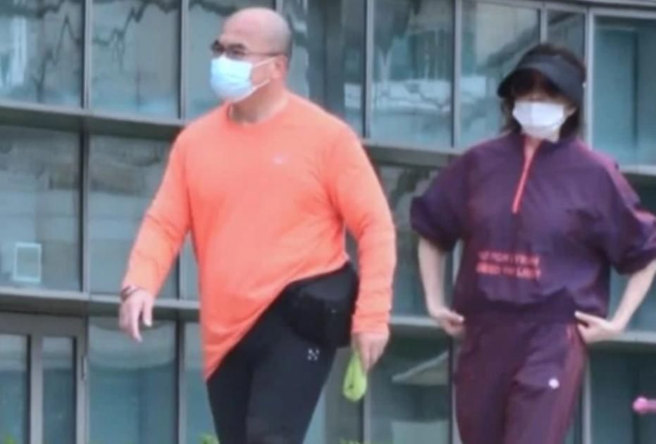  『臃肿』58岁关之琳近照曝光，身材臃肿腰部似水桶，不谈恋爱专心搞投资？