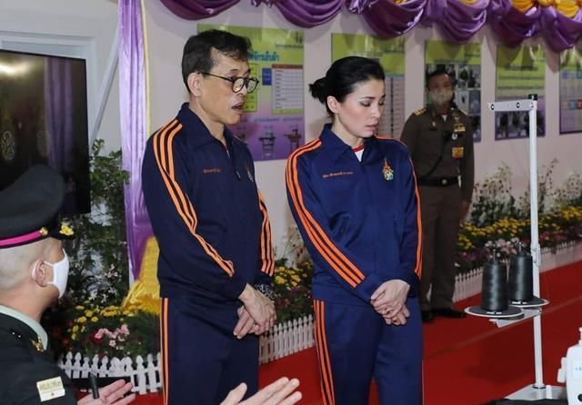 不容易■苏提达王后首次穿运动风,蓝色套装清新减龄,同框国王老公显少女