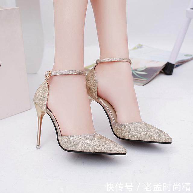 女人味:细高跟凉鞋,彰显女人脚踝的纤细美感,让你穿出精致女人味