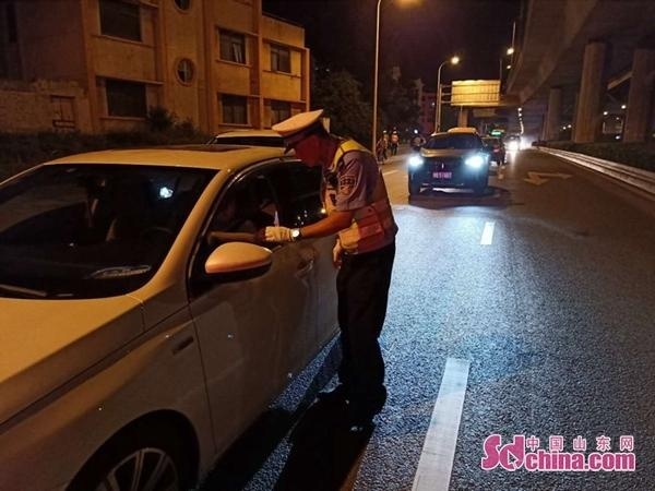 世界杯畅饮勿忘交规 崂山交警开展严查酒驾行