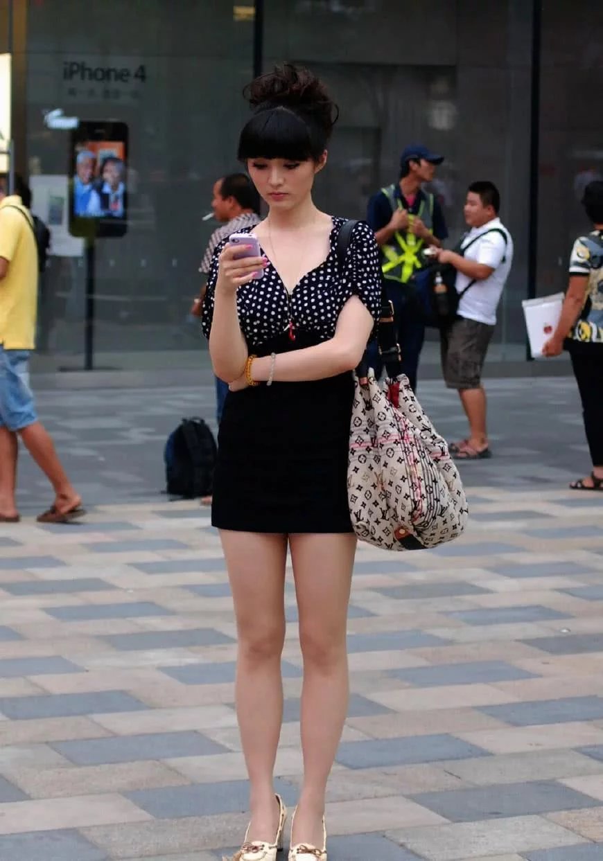 街拍：时尚俏丽的小姐姐穿着性感迷人，感觉都驾驭不了！