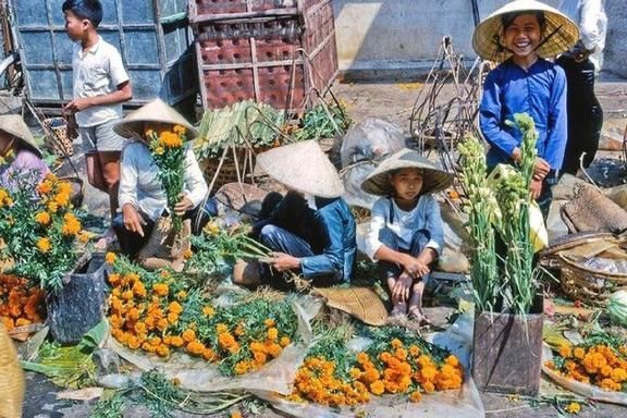 老照片：1969年的越南，芹苴市马路市场上的各种路边摊