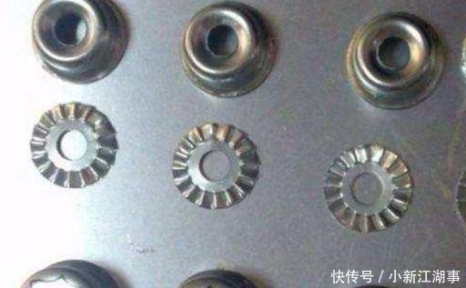 车牌上四个孔为什么车管所只给两个螺丝车管所