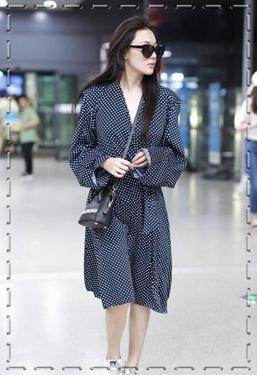 当王丽坤和张馨予同穿波点裙，网友：才知道邋遢和精致差距有多大