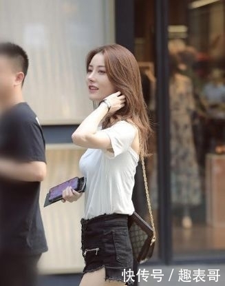  小姐姐：街拍：优雅洋气的小姐姐，仙女般的气质，唯美大气