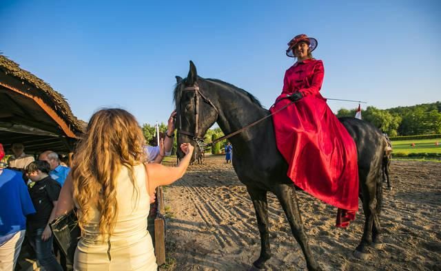 一出门旅游就疯狂发朋友圈的人，究竟是炫耀还是自卑？