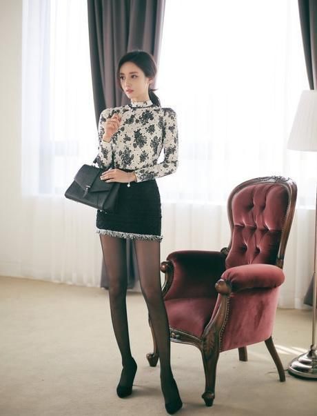 冷艳娇俏的气质美女，复古风短裙显柔媚典雅，清澈眼神明亮又灵动