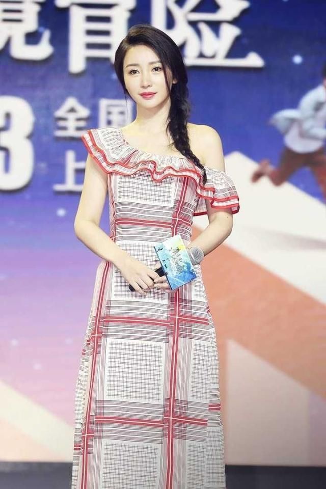 柳岩一改之前的大胆风格,穿上荷叶边长裙,网友:清新又仙气!