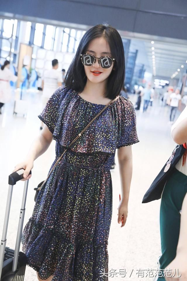 谢娜穿7千块的裙子难得美了一回，却被助理抢镜了，网友：尴尬不