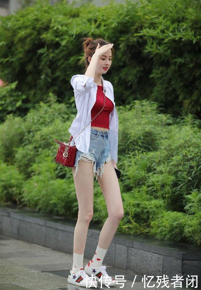 『 美腿』满屏幕的高挑美腿！惹人爱！，街拍：小姐姐白色衬衣搭配牛仔短裤