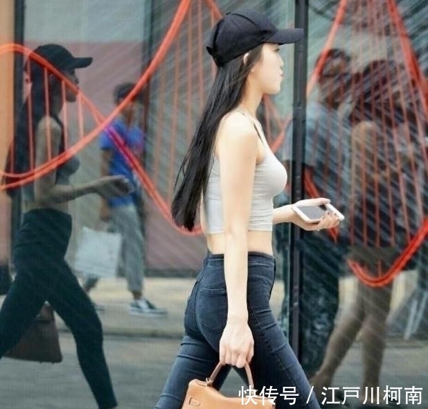  漂亮■时尚街拍街上的时尚漂亮的小姐姐，牛仔裤一样可以很美