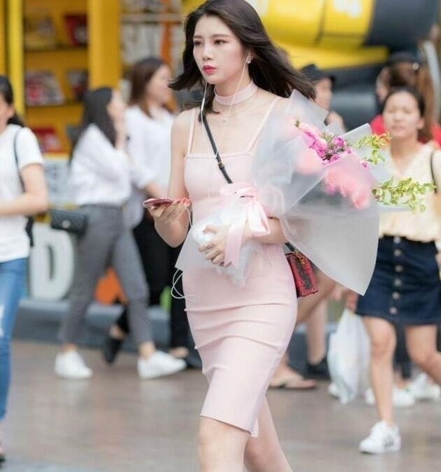 『唯俏』街拍图片,小姐姐高跟唯妙唯俏,彰显美女范