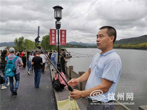 国庆黄金周首日 西湖游客悠然雨中行