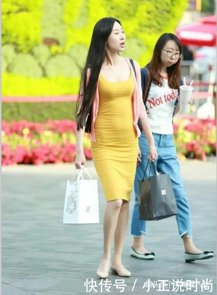 街拍,身材苗条小姐姐穿修身连衣裙勾勒出美好曲线,气质迷人!