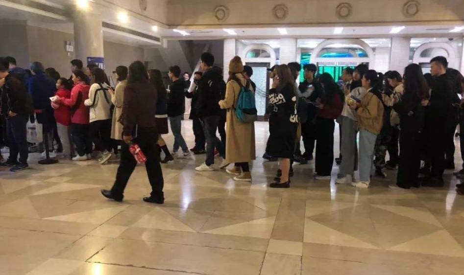  【出站】为何有人宁愿排长队取火车票，也不愿意刷身份证进站？