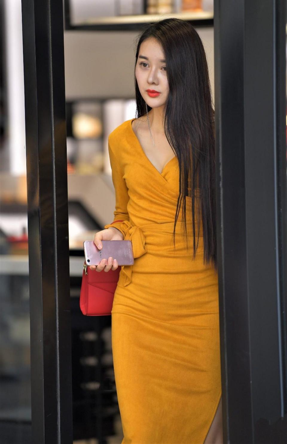 街拍美女：包臀裙、连衣裙，这两个小姐姐，优雅又迷人！