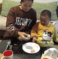 「豆腐块」搞笑GIF别人被子都是豆腐块,你的怎么是丸子呢