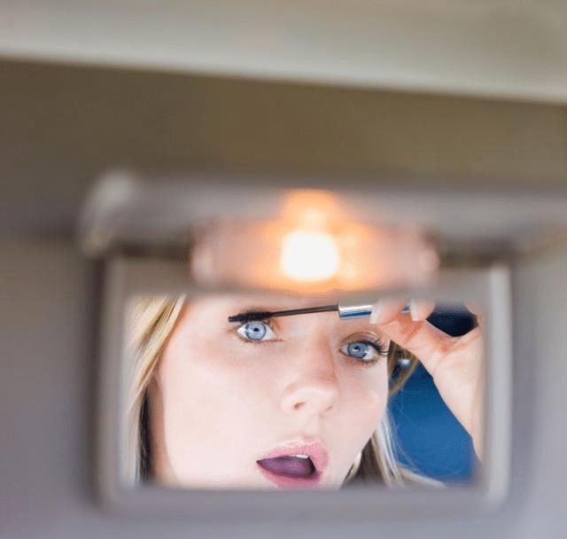  「高原红腮红」粗眉毛、蟑螂腿、妆容朦胧…新手化妆的这些难堪错误观念