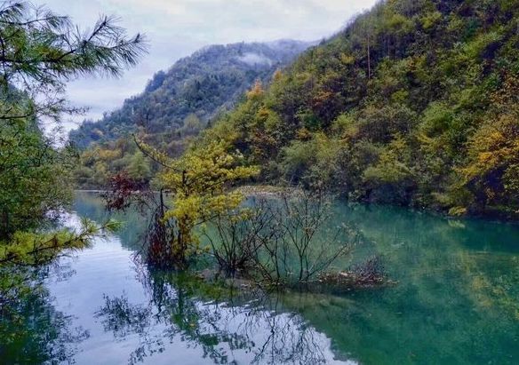 甘肃这个唯一能和九寨沟叫板的地方，处处是山水画，让人心旷神怡